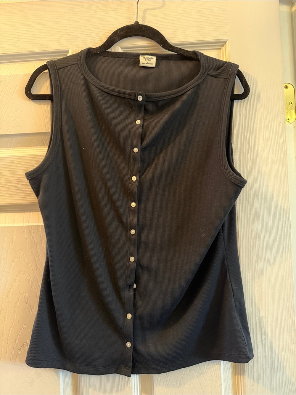 Abercrombie & Fitch Classic Sleeveless Button-Front Top - Black